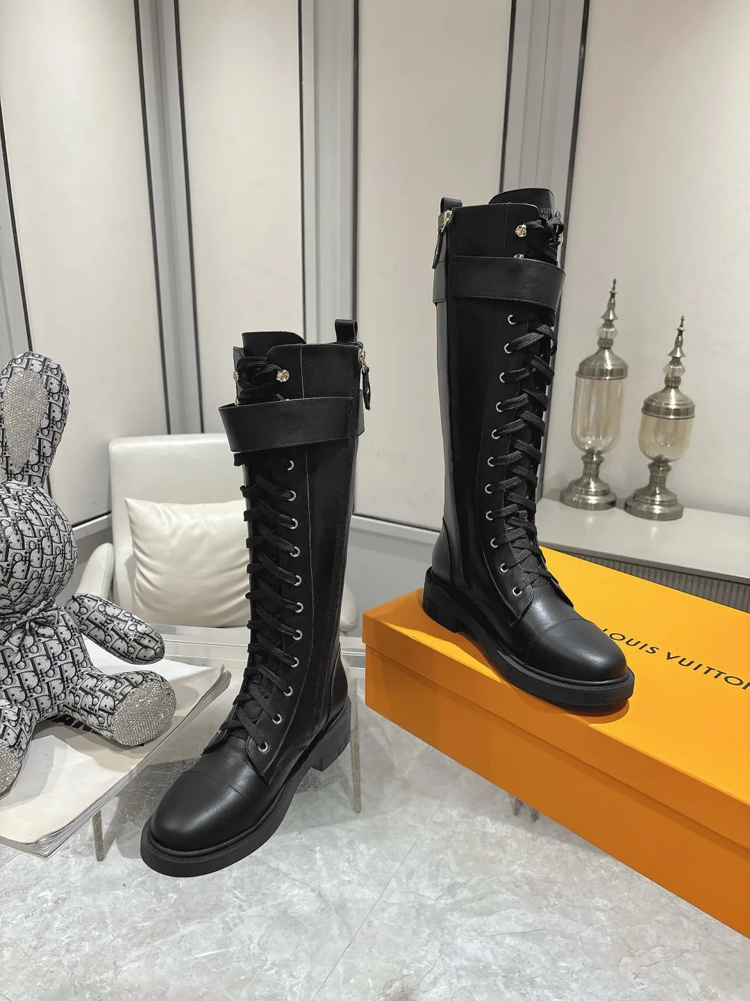 👟👟Ex-factory price 720👟👟 Louis Vuitton Louis Vuitton 2024 autumn and winter high-end customization, catwalk style of major celebrity Internet celebrities, century-old classic, exquisite craftsmanship, comfortable on the feet, side zipper design for easy putting on and taking off. This Citizen flat boots are made of smooth cow leather to demonstrate military style, and the adjustable strap embellished with the LV Capucines logo pays tribute to the Capucines handbag. The LV monogram embossed on the heel subtly echoes the Lozine trim of Louis Vuitton’s traditional trunks. Fabric: Full-grain cowhide Lining: Cowhide Buckle: Original molded outsole Original molded Color: Black Brown Code number 36 to 40 (41 to 42 can be customized and non-refundable) Bosses are welcome to make orders